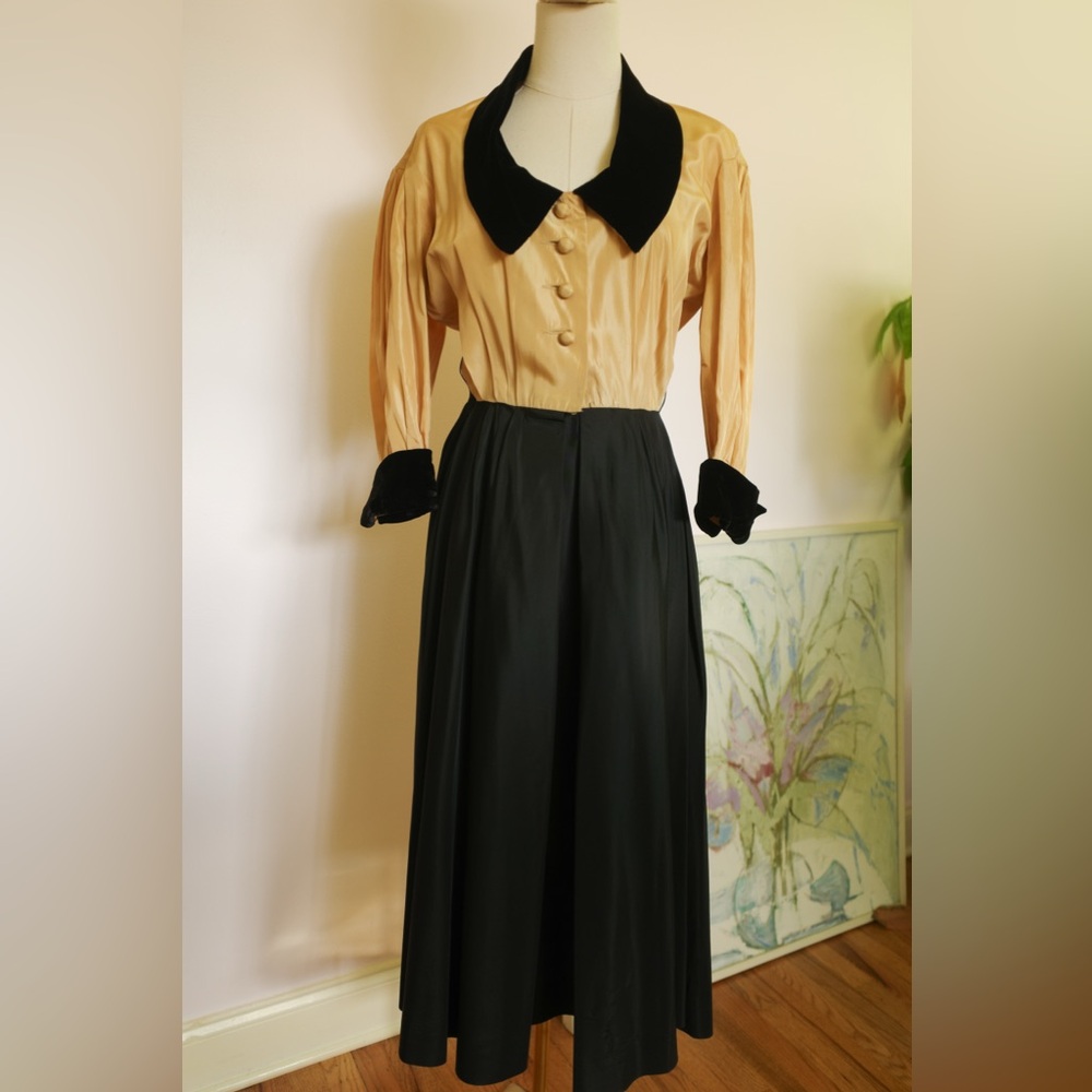 1940s/1950s gold and black velvet collar dress